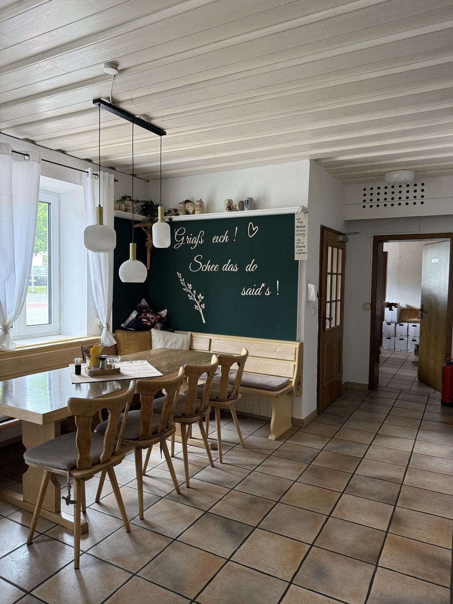 Gemütliche Stube mit grüner Wand